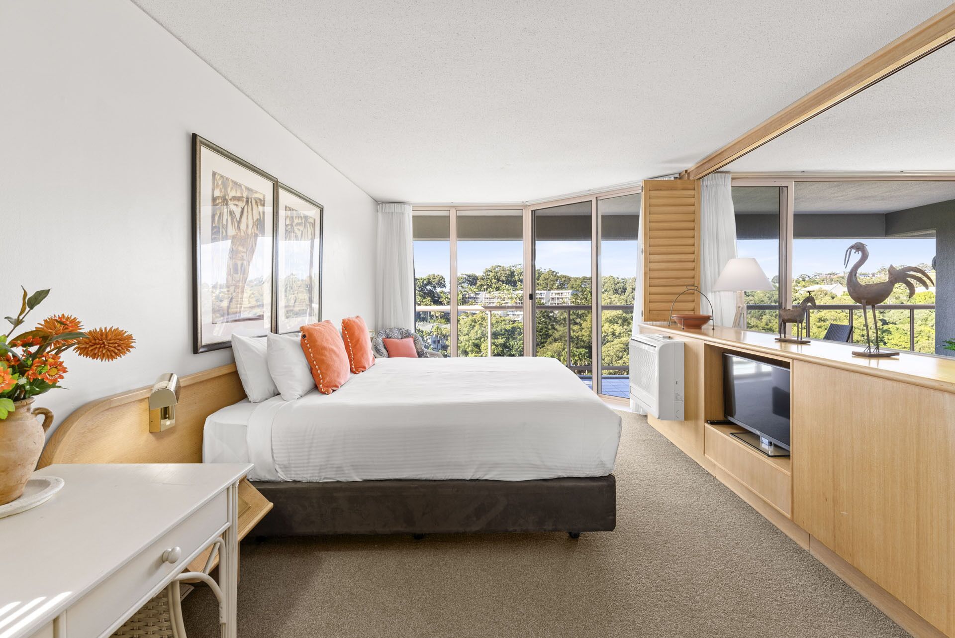 executive two bedroom penthouse | 1 bedroom, individually decorated, individually furnished, desk