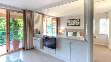Executive-Apartment, 1 Schlafzimmer | Wohnbereich | 32-Zoll-Fernseher mit Satellitenempfang