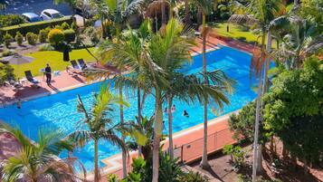 3 kolam renang outdoor, dengan payung kolam renang dan kursi berjemur