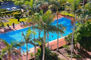 3 piscines extérieures, parasols de plage, chaises longues