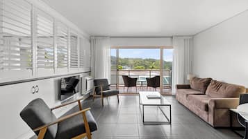 Executive-Apartment, 1 Schlafzimmer | Wohnbereich | 32-Zoll-Fernseher mit Satellitenempfang