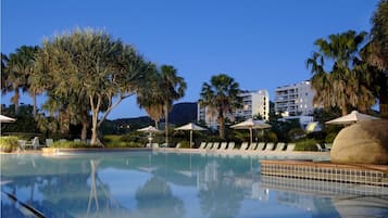 3 buitenzwembaden, parasols voor strand/zwembad