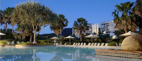 3 piscine all'aperto, ombrelloni da piscina, lettini