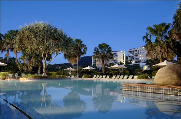 3 piscines extérieures, parasols de plage, chaises longues