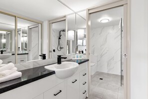 Deluxe One Bedroom Apartment | Bathroom - Pacific Bay Resort (Coffs Harbour)