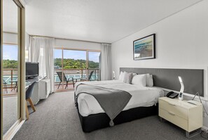 Individually decorated, individually furnished, desk, laptop workspace - Pacific Bay Resort (Coffs Harbour)