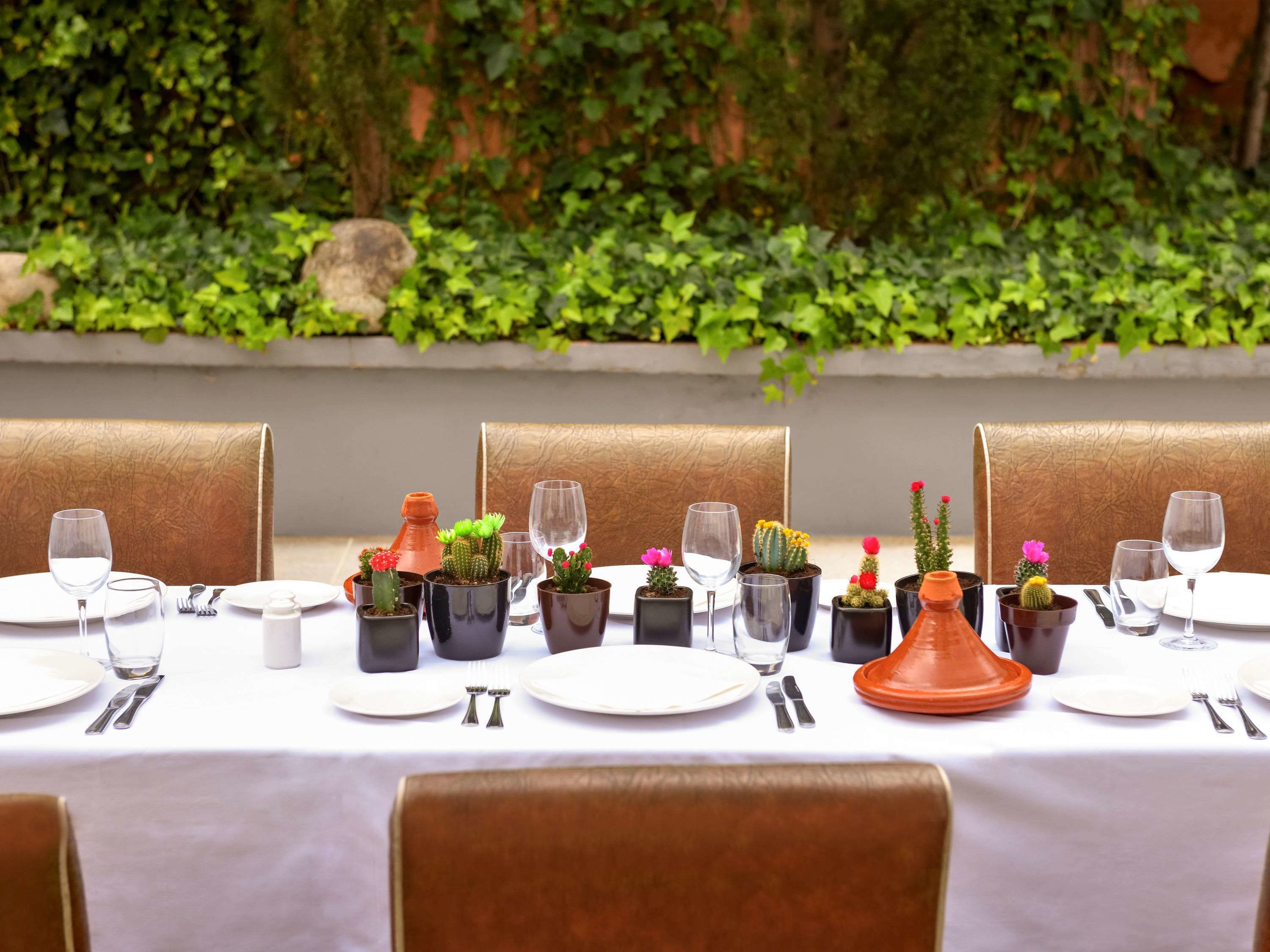 breakfast, lunch and dinner served