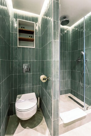 Amenidades de baño ecológicas, secadora de cabello, toallas 