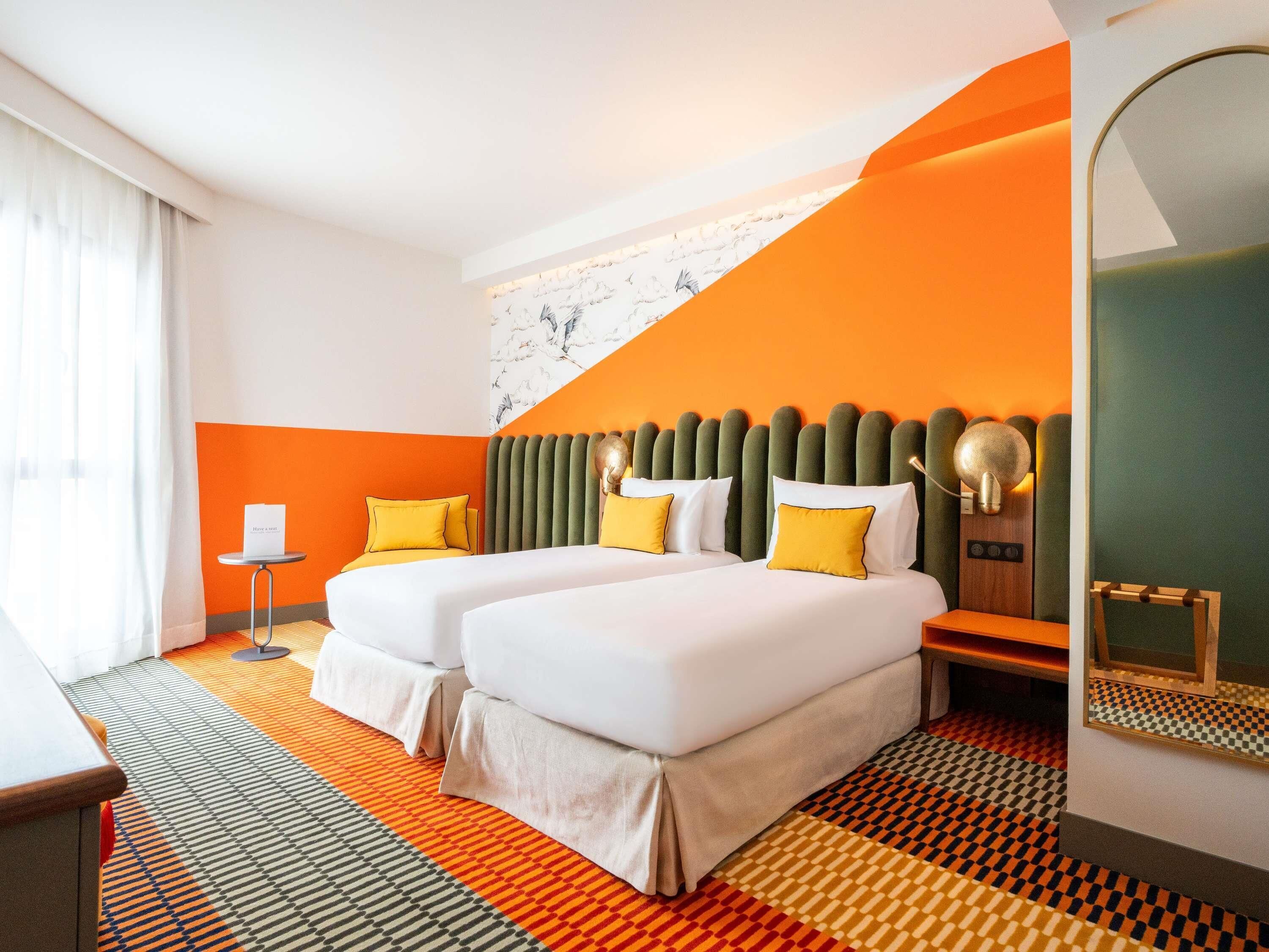 Minibar, caja de seguridad en la habitación y escritorio 