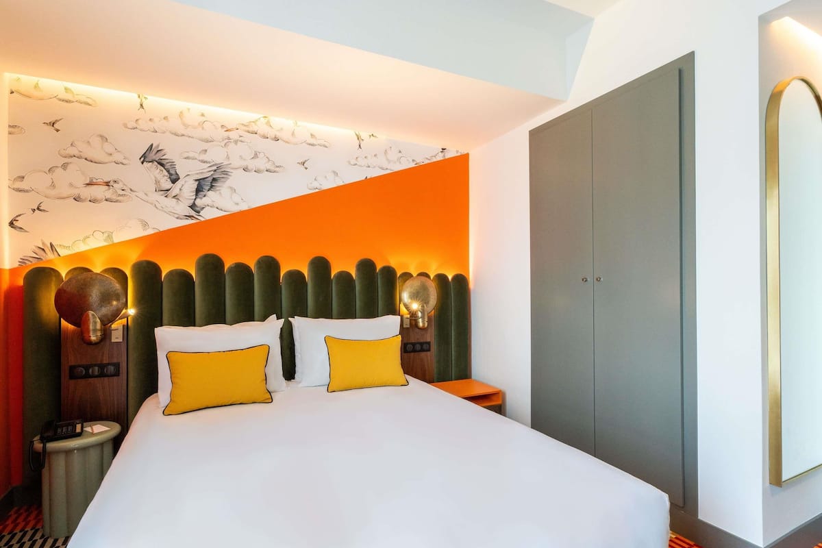 standard double room, 1 double bed | minibar, in-room safe, desk, blackout curtains