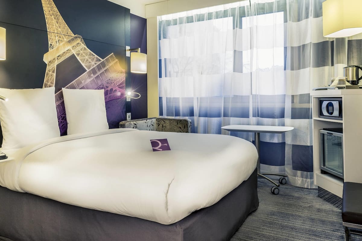 Premium bedding, in-room safe, blackout drapes, soundproofing