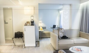 Sängtillbehör av högsta kvalitet och värdeförvaringsskåp på rummet