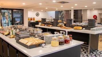 Petit déjeuner buffet servi tous les jours en supplément
