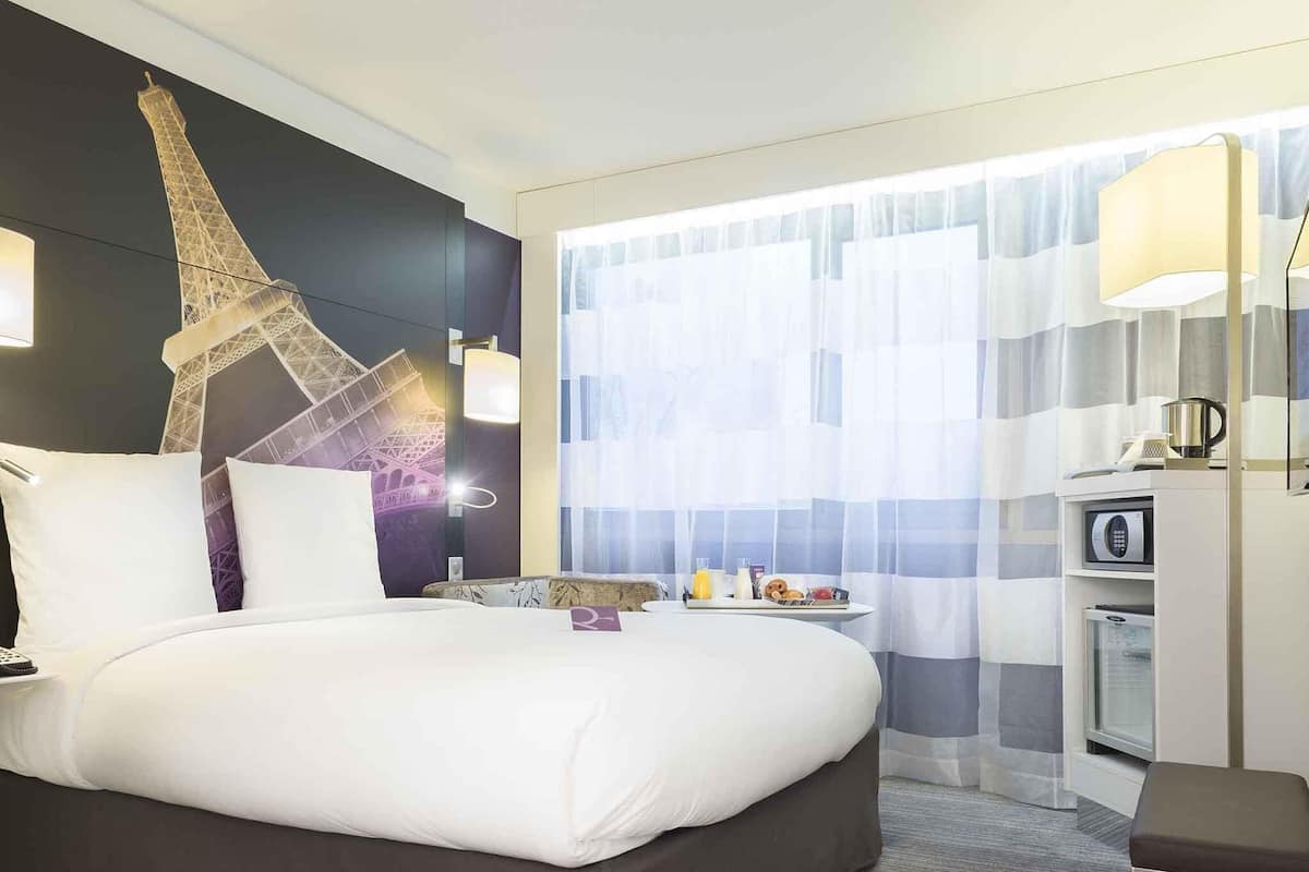 Classic-huone, 1 parisänky | Ylelliset vuodevaatteet, tallelokero huoneessa, pimennysverhot