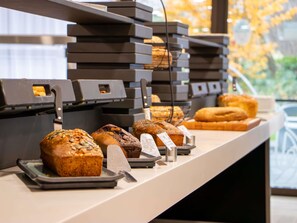 A bakery display with various baked goods. - Mercure Paris Centre Tour Eiffel (Paris)