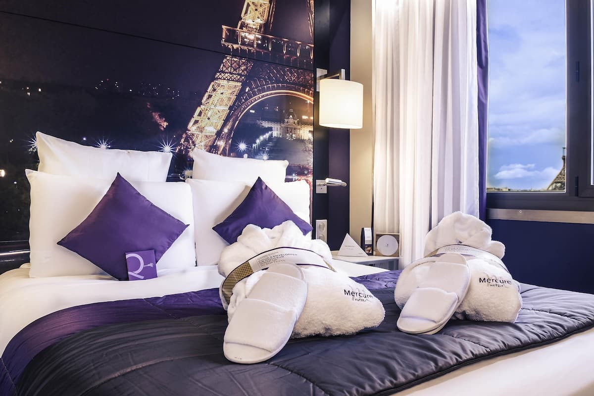 Premium bedding, in-room safe, blackout drapes, soundproofing