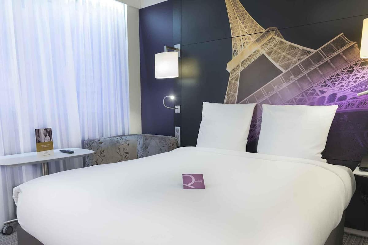 Premium bedding, in-room safe, blackout curtains, soundproofing
