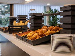 Daily buffet breakfast (EUR 20.9 per person)