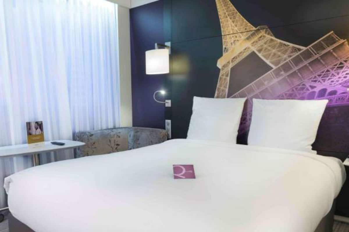 Chambre Classique - 1 lit double et 1 fauteuil (non convertible) | Literie de qualité, coffre-fort pour ordinateur portable