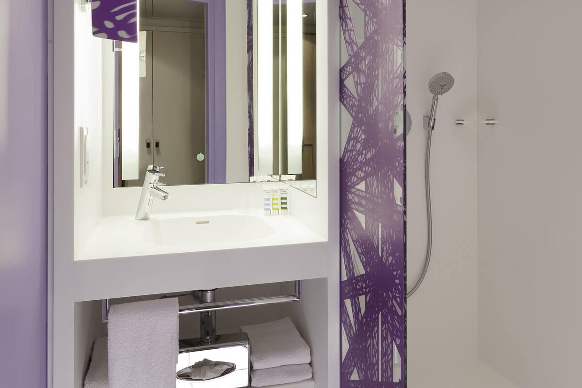 Roupas de cama premium, cofres nos quartos, cortinas blackout