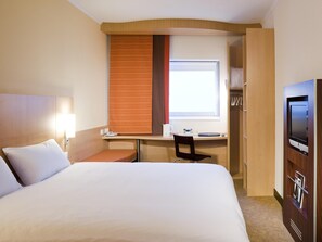 Double Room, 1 Double Bed | In-room safe, desk, iron/ironing board, free cots/infant beds - ibis Cardiff (Cardiff)