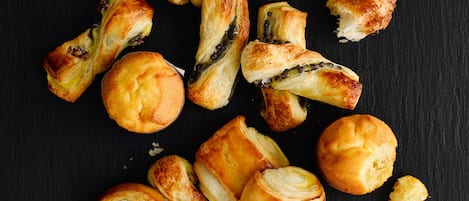 Variedad de pasteles sobre una superficie oscura.