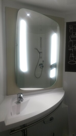 Dusche, umweltfreundliche Kosmetikartikel, Haartrockner, Handtücher