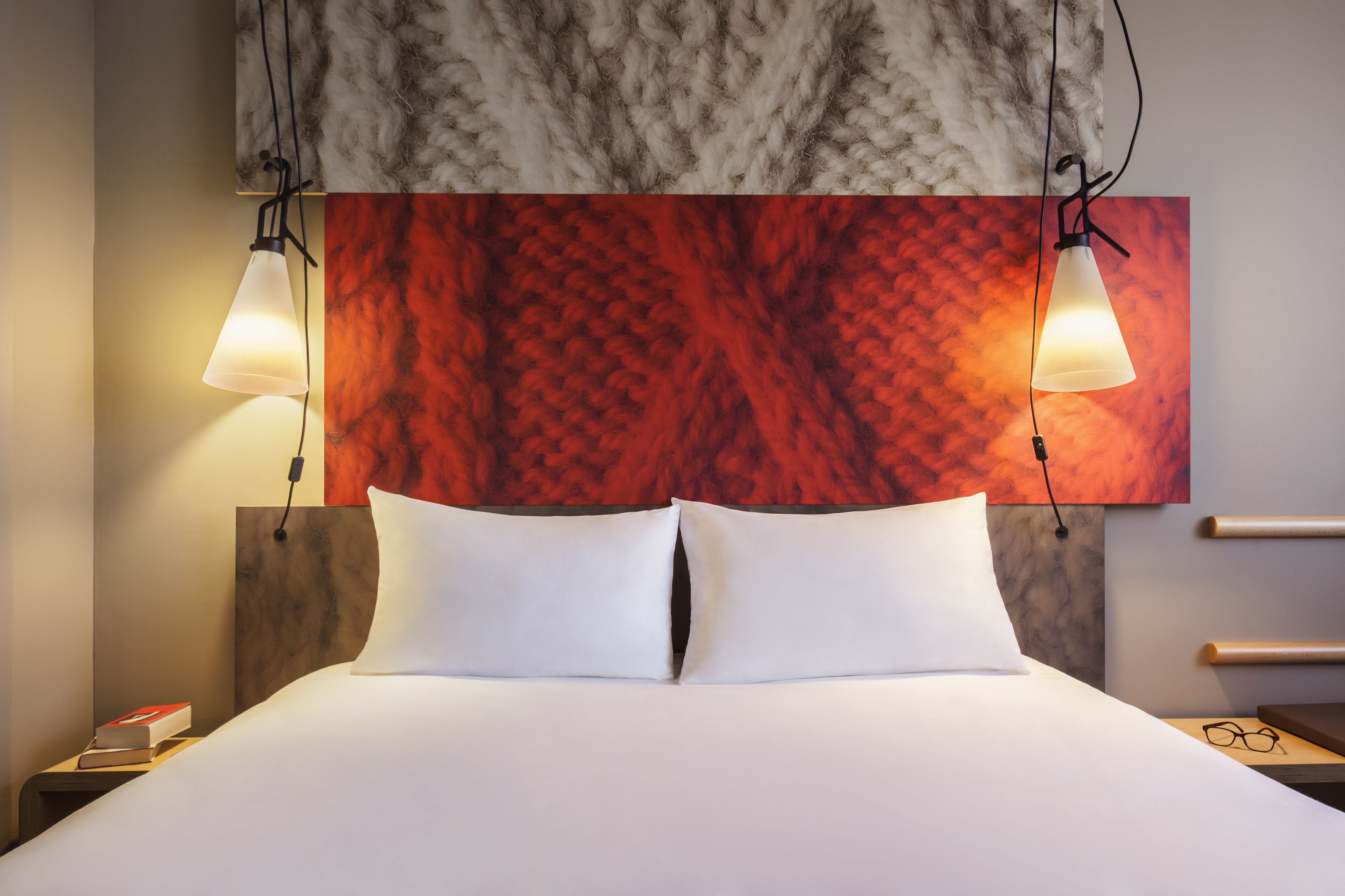 desk, laptop workspace, soundproofing, free wifi