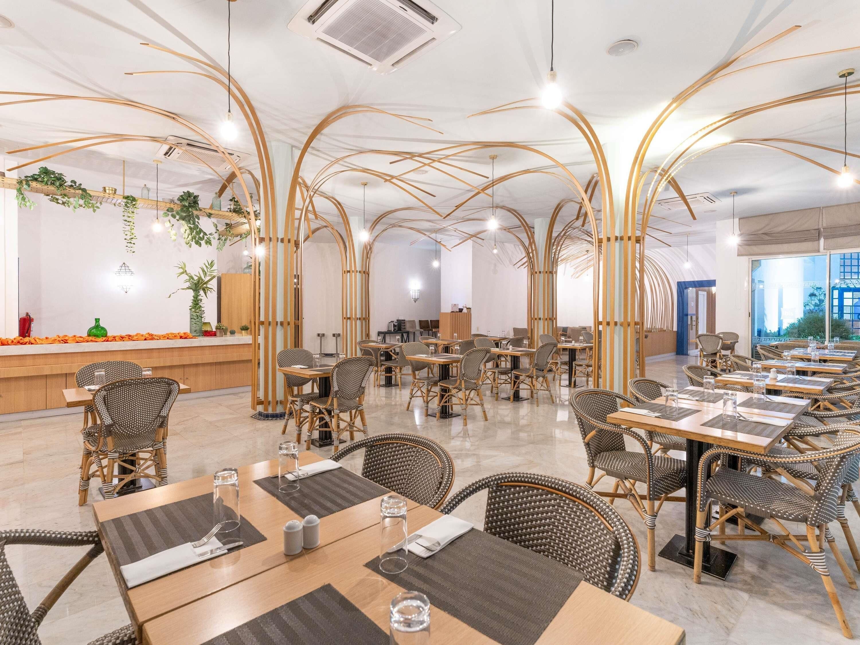 Lunch and dinner served, international cuisine