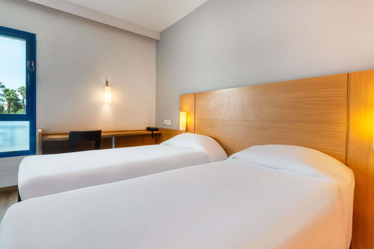 Standard Room, 2 Twin Beds | 1 bedroom, premium bedding, in-room safe, desk
