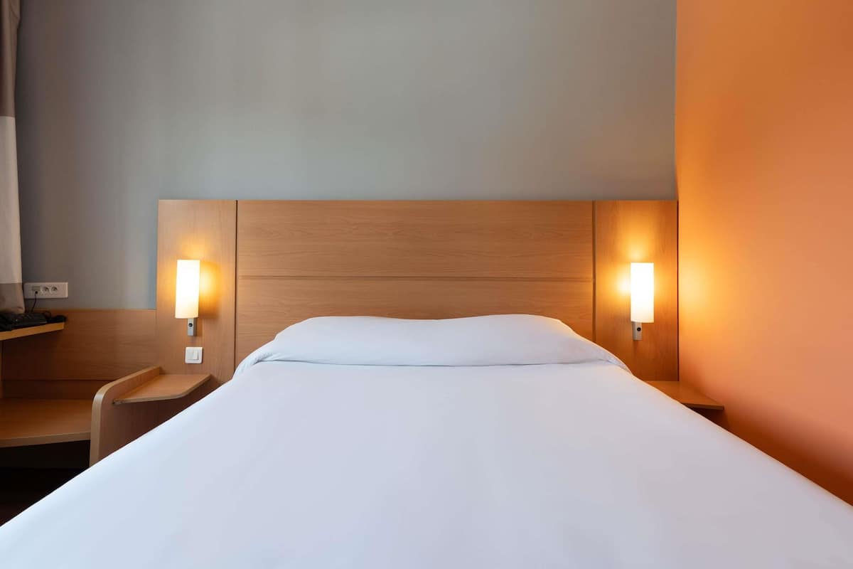Standard Double Room, 1 Double Bed | Premium bedding, in-room safe, desk, soundproofing