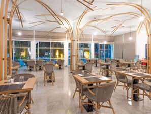 供应午餐和晚餐，国际美食