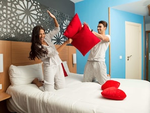 Roupas de cama premium, cofres nos quartos, escrivaninha