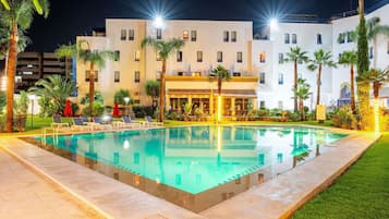 Outdoor pool, pool umbrellas