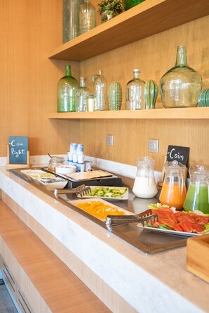 Desayuno buffet todos los días (con cargo)