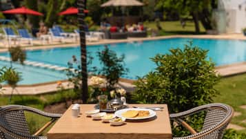 Daily buffet breakfast for a fee