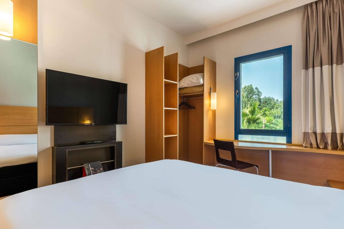 Quarto casal standard, 1 cama de casal | Roupas de cama premium, cofres nos quartos, escrivaninha