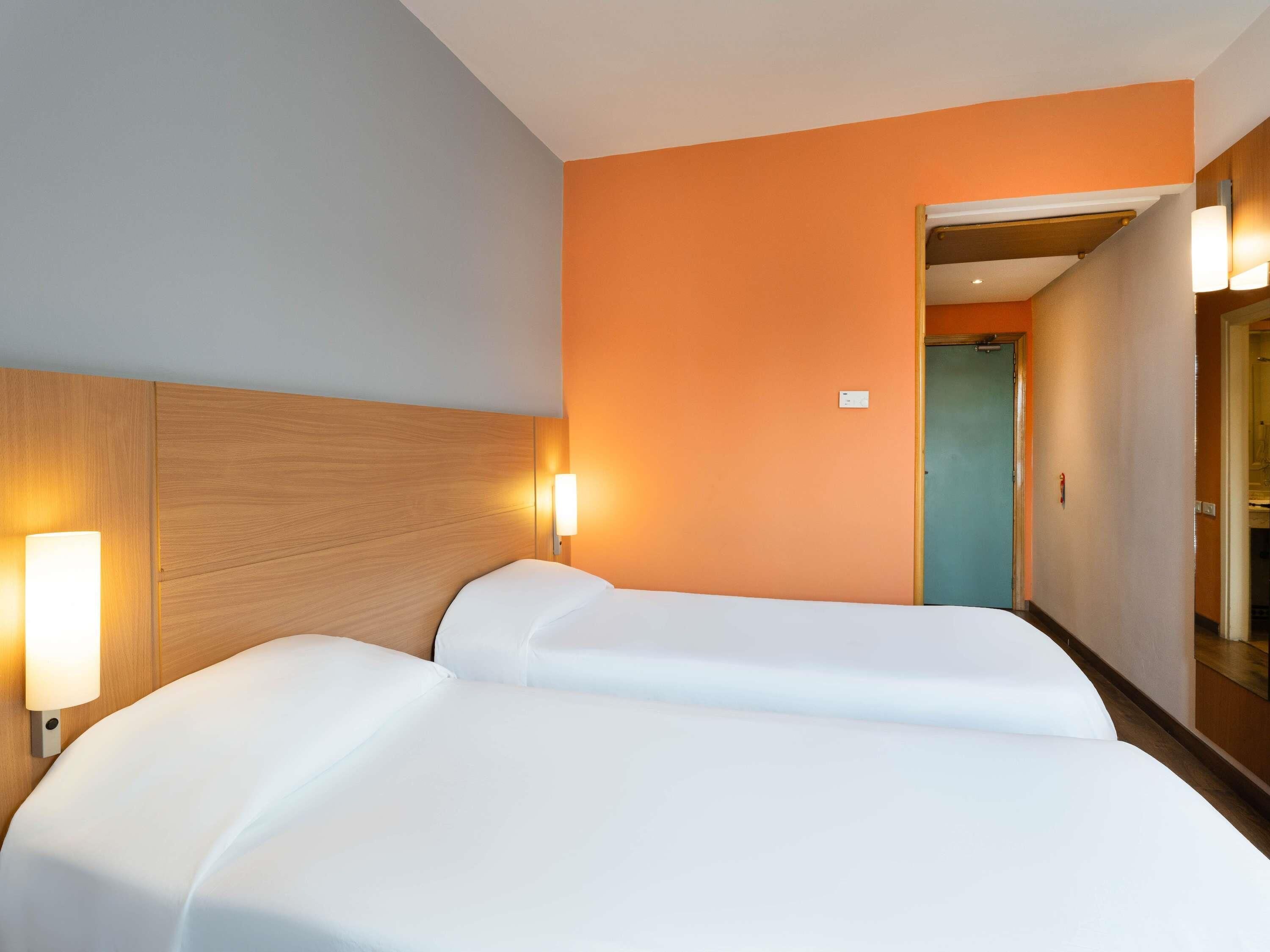 Standard Room, 2 Twin Beds | Premium bedding, in-room safe, desk, soundproofing