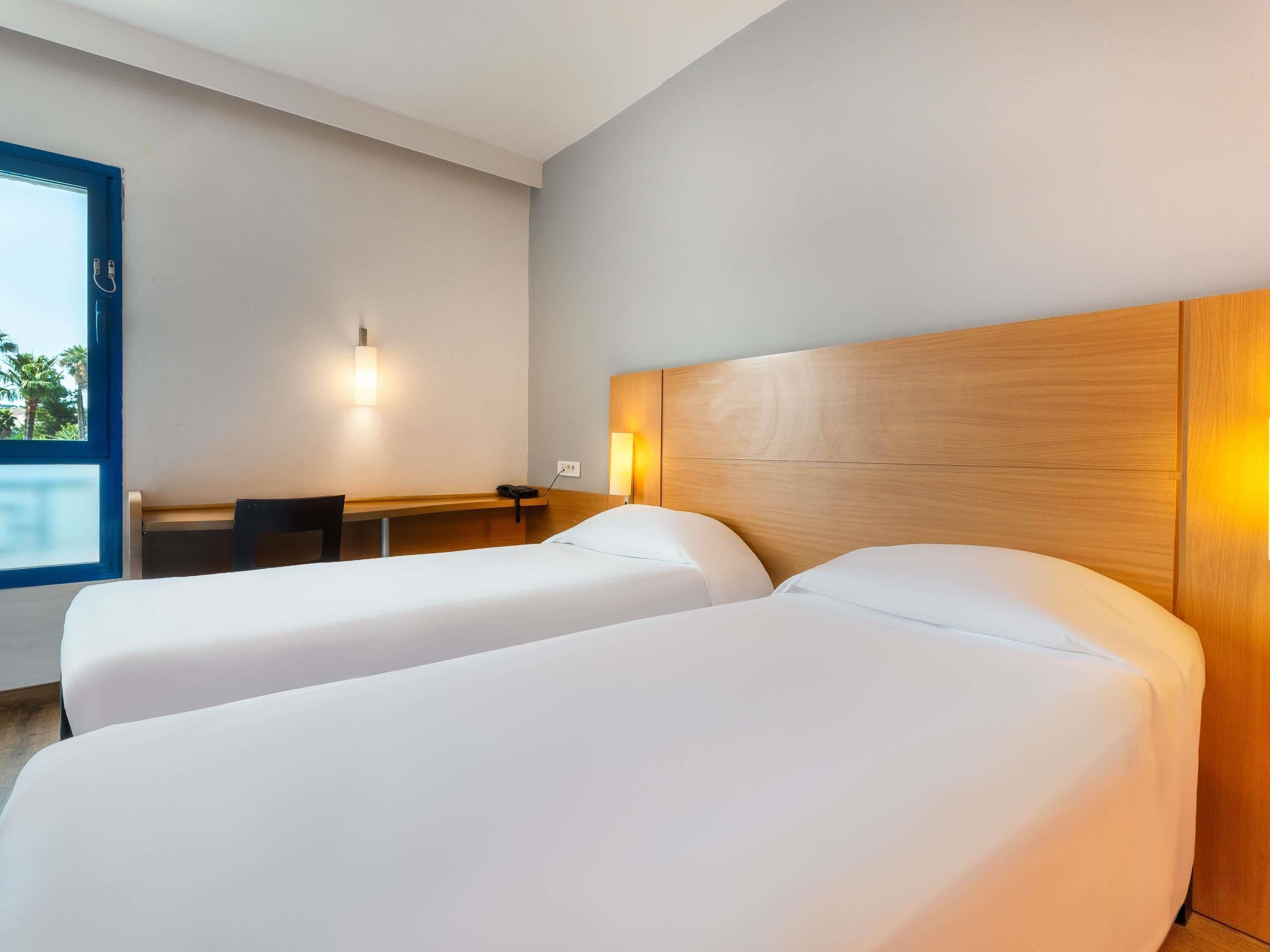 Rom – standard, 2 enkeltsenger | Sengetøy av topp kvalitet, safe på rommet, skrivebord og lydisolert