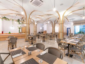 供應午餐和晚餐