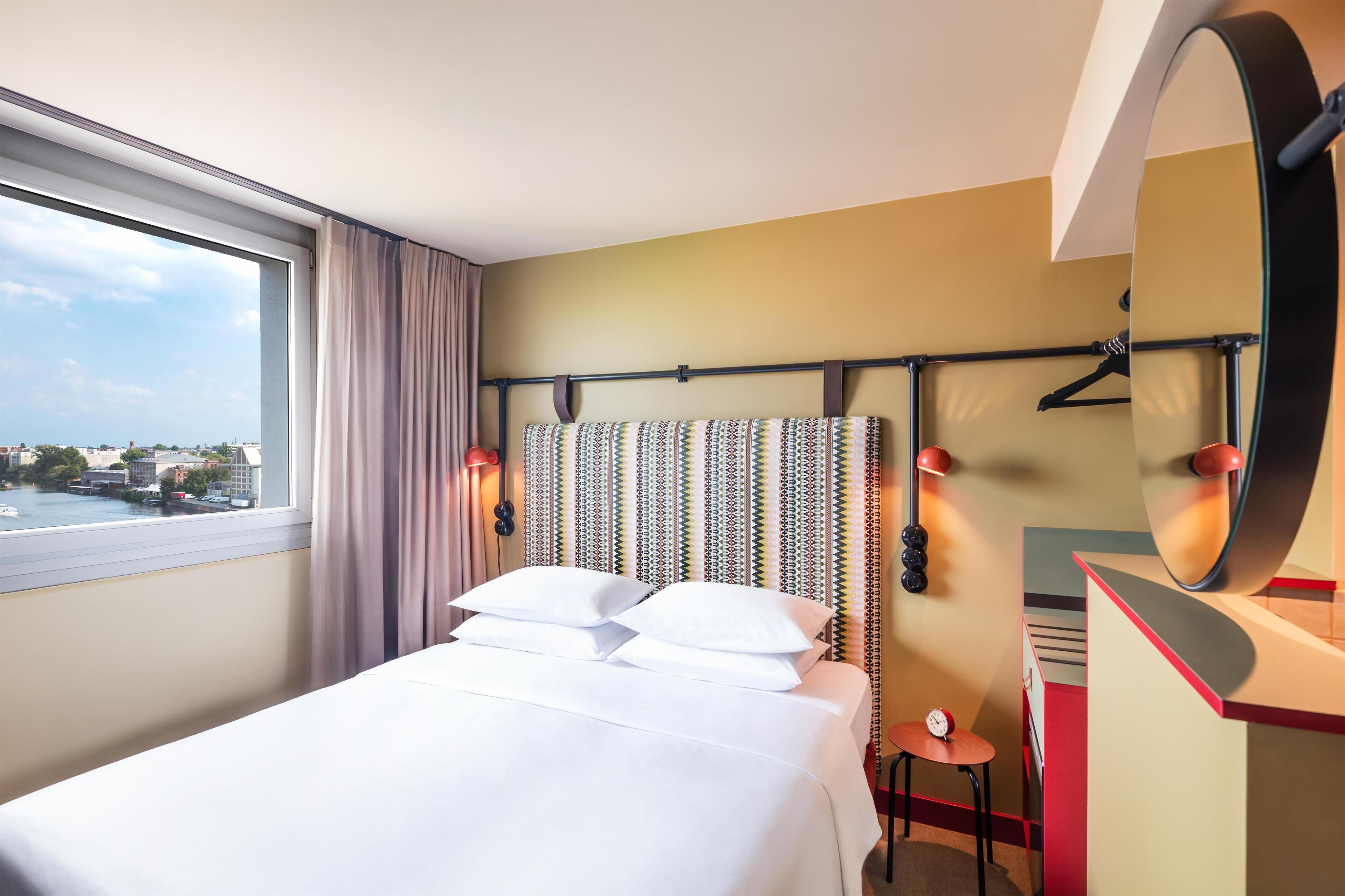 Rom, 1 kingsize-seng (View High Floor) | Minibar (inkludert), safe på rommet, skrivebord og lydisolert