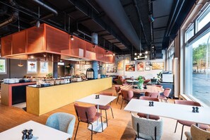 每日供應吃到飽早餐 (每人 EUR25)