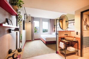 Rom – deluxe, 1 kingsize-seng | Minibar (inkludert), safe på rommet, skrivebord og lydisolert