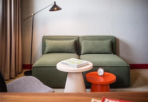 Habitación Premium, 1 cama de matrimonio grande | 1 dormitorio, minibar con artículos gratuitos, caja fuerte y escritorio