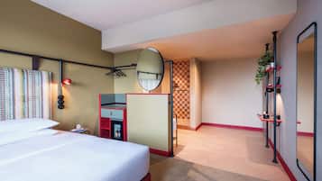 Deluxe Room, 1 King Bed | Free minibar, in-room safe, desk, soundproofing