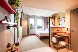 Habitación Deluxe, 1 cama de matrimonio grande | 1 dormitorio, minibar con artículos gratuitos, caja fuerte y escritorio