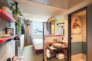 Room, 1 King Bed (View High Floor) | Free minibar, in-room safe, desk, soundproofing - Me and All Hotel Berlin East Side, by Hyatt - NEW OPENING (Berlin)