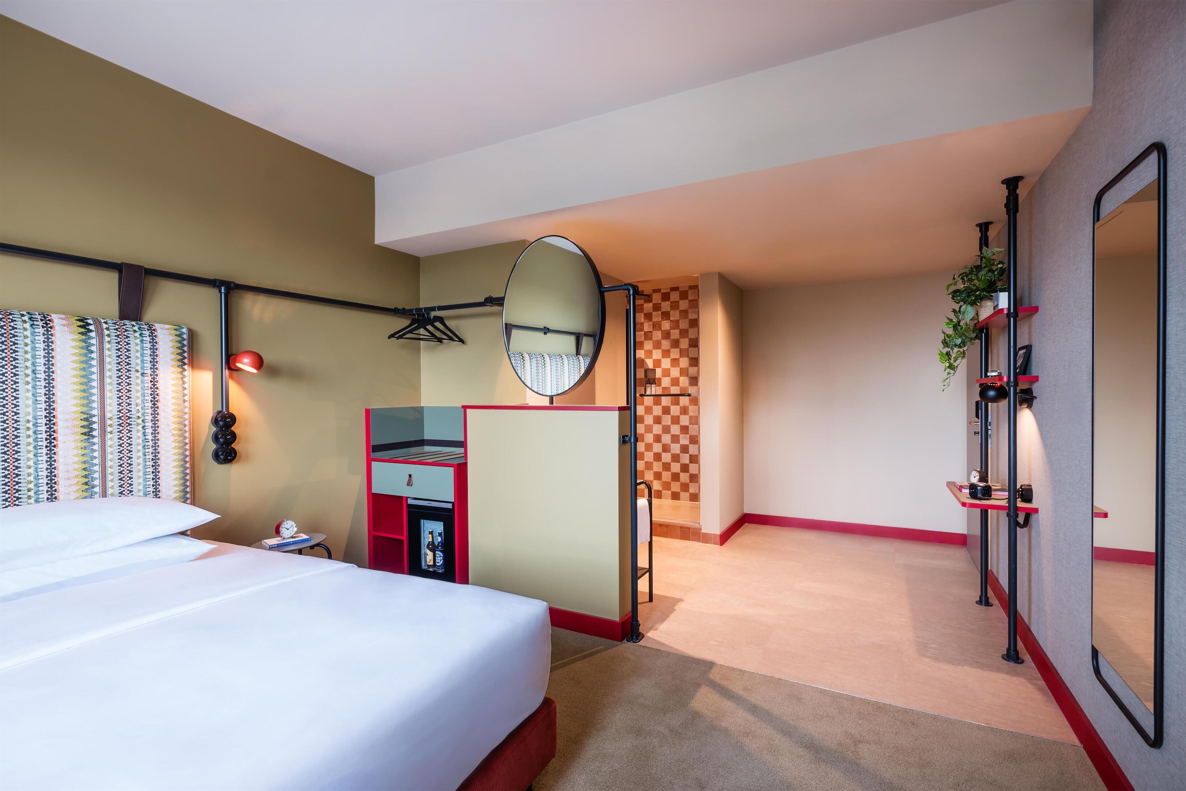 Camera Deluxe, 1 letto king | Minibar con snack e bevande gratuite, una cassaforte in camera