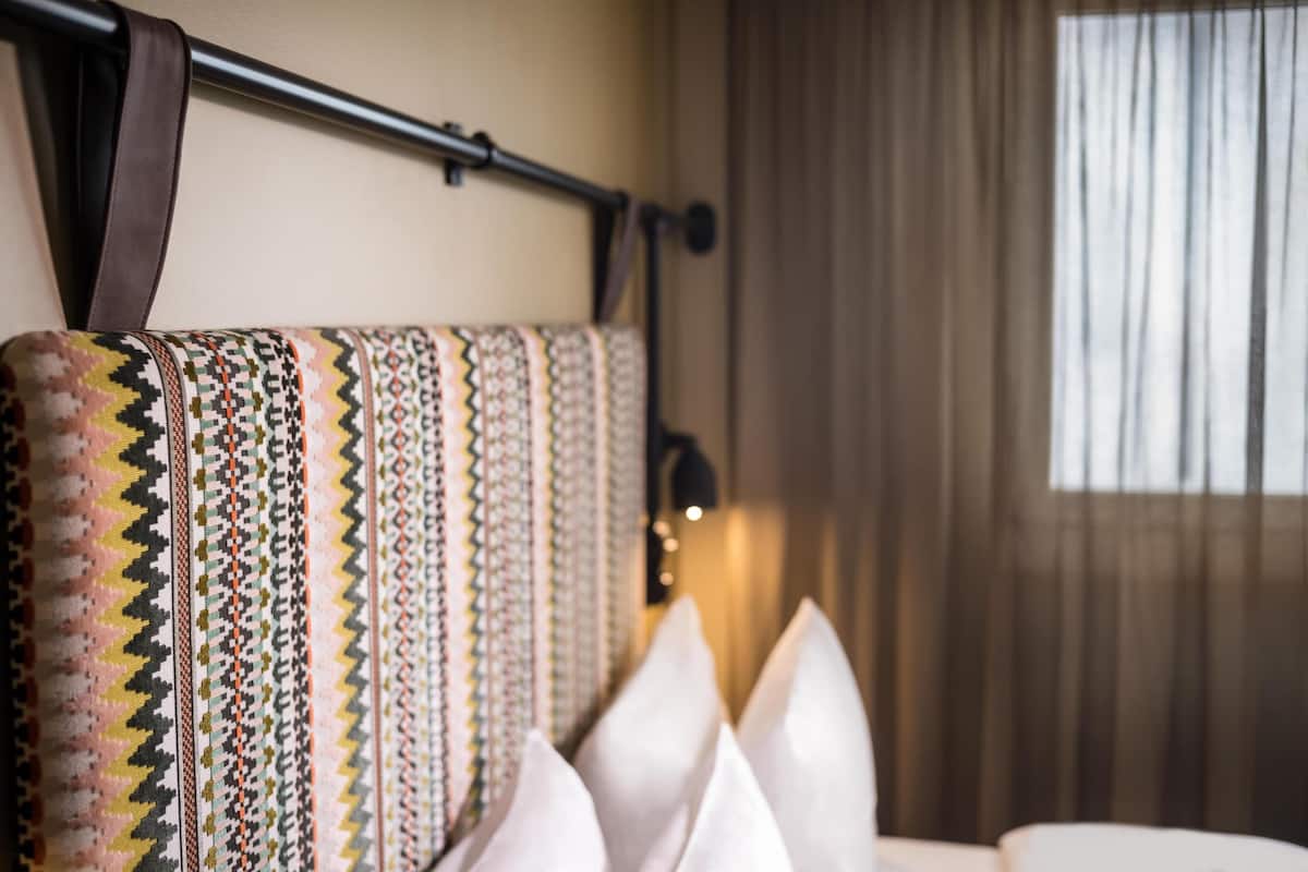 Deluxe-Zimmer, 1 King-Bett | 1 Schlafzimmer, kostenlose Minibar, Zimmersafe, Schreibtisch