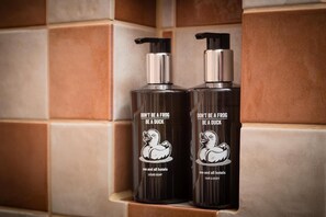 Shower, rainfall showerhead, free toiletries, hair dryer
